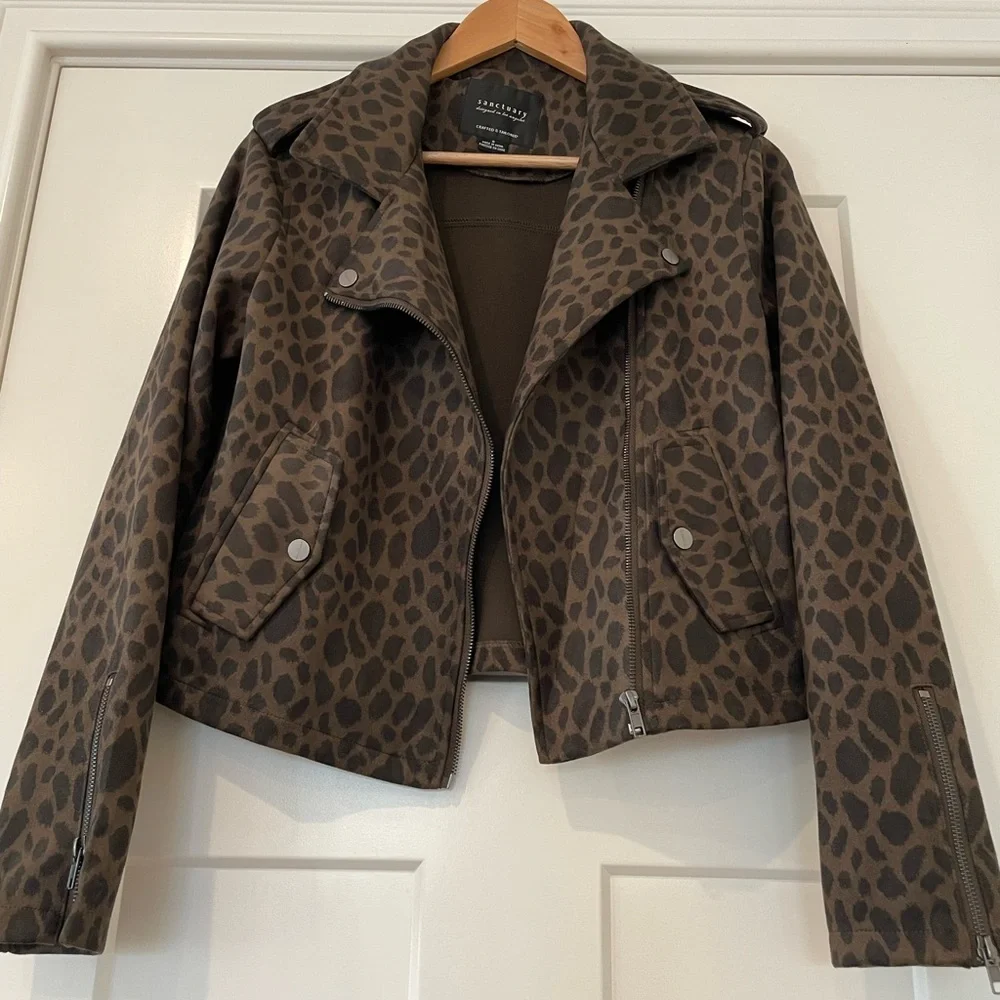Cropped suede like animal print zip up jacket. - Picture 4 of 7